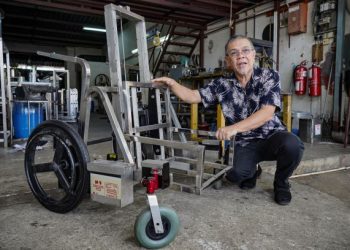 Pengasas Zull Design Autotronic, Zulkifli Haron menunjukkan sebahagian hasil kerjanya di Serendah, Selangor. - MINGGUAN/AMIR KHALID