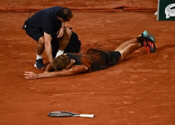 ALEXANDER Zverev (kanan) terbaring selepas mengalami kecederaan ketika menentang Rafael Nadal pada separuh akhir Terbuka Perancis di Paris semalam. - AFP