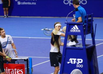 Alexander Zverev menghempas raketnya ke kerusi pengadil ketika beraksi dalam acara beregu lelaki pada Terbuka Mexico ATP di Acapulco, Mexico semalam. - AFP