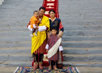 RAJA Bhutan bersama isterinya, Permaisuri Jetsun Pema dan anak lelaki mereka. - AFP