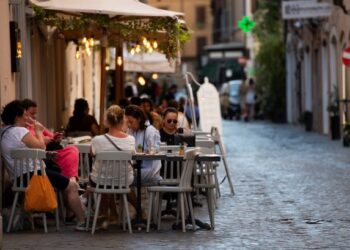 ORANG ramai mengunjungi restoran tanpa memakai pelitup muka dan menjaga jarak sosial di Rom, Itali. - AFP