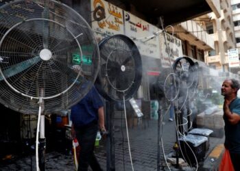 SEORANG lelaki menyejukkan diri di depan kipas wap air di Baghdad ketika cuaca panas melampau melanda Iraq. - AFP