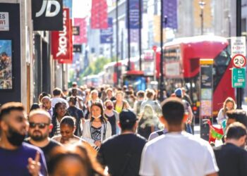 ORANG ramai berjalan di Oxford Street di tengah London pada awal Jun lalu. - AFP