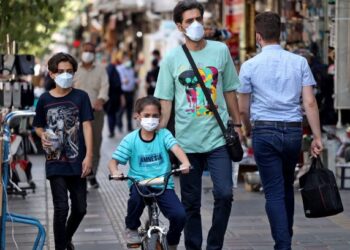 ORANG ramai memakai pelitup muka ketika berjalan di Teheran, Iran. - AFP