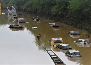 SEJUMLAH kenderaan yang ditenggelami banjir di lebuh raya di Erftstadt, barat Jerman. - AFP