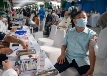 PETUGAS perubatan memberi suntikan vaksin Covid-19 kepada pemimpin agama di Masjid Besar Istiqlal di Jakarta, Indonesia. - AFP