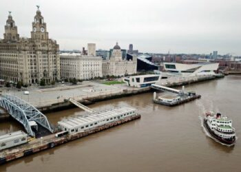 BANGUNAN di Liverpool Waterfront termasuk Liver Building merentasi Sungai Mersey. - AFP