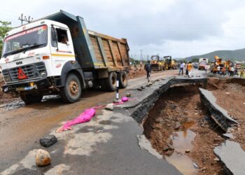 KEADAAN jalan yang rosak akibat hujan lebat di Mahad, Maharashta, India. - AFP