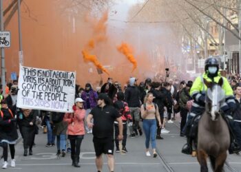 PENUNJUK perasaan berarak di jalanan ketika menyertai protes bantah perintah berkurung di Melbourne, Australia. - AFP