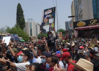 PENUNJUK perasaan anti kerajaan berhimpun di depan bangunan Parlimen di Tunis, Tunisia. - AFP