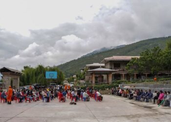 ORANG ramai menunggu giliran untuk menerima vaksin Covid-19 di Thimpu, Bhutan. - AFP