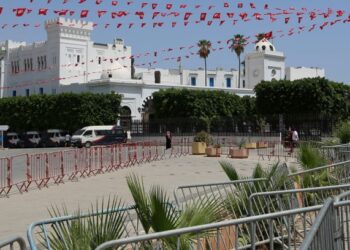 SEJUMLAH pagar halangan dipasang di sekitar kawasan kompleks bangunan kerajaan di Tunis, Tunisia. - AFP