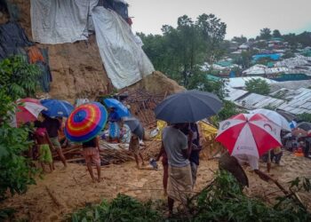 PELARIAN Rohingya membersihkan sisa rumah yang runtuh selepas ribut melanda di kem Balukhali di Bangladesh. - AFP