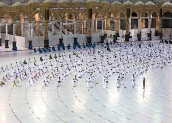 MALAYSIA memutuskan tiada perjalanan mengerjakan ibadat umrah selepas 7 Januari ini sehingga tarikh yang dimaklumkan kelak. - AFP