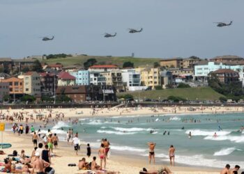 EMPAT helikopter Black Hawk milik tentera Australia memantau keadaan Pantai Bondi di Sydney. - AFP