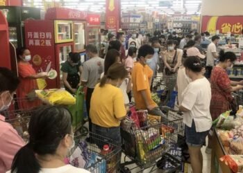 ORANG ramai membeli barangan di pasar raya di Wuhan selepas pihak berkuasa memaklumkan bakal melakukan saringan Covid-19 terhadap semua penduduknya. - AFP