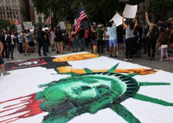 PENUNJUK perasaan mengadakan demonstrasi membantah pengambilan vaksin Covid-19 diwajibkan di New York, Amerika Syarikat. - AFP