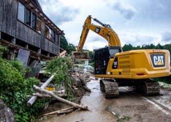 KERJA-kerja mengalihkan runtuhan ekoran tanah runtuh akibat hujan lebat di bandar Kanzaki, Saga, Jepun. - AFP