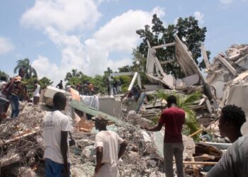 ORANG ramai melihat kesan kemusnahan selepas gempa melanda Jeremie, di barat daya Haiti. - AFP