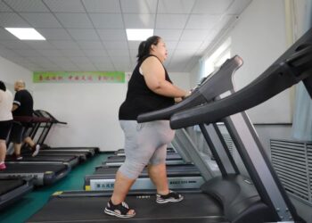KAJIAN terbaharu meramalkan empat bilion penduduk dunia bakal obesiti menjelang 2050 akibat faktor diet tinggi lemak. - AFP