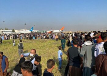 PENDUDUK Afghanistan berkumpul di lapangan terbang bagi menaiki pesawat untuk keluar dari Kabul. - AFP