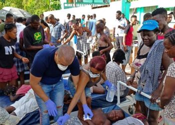 PASUKAN perubatan memberikan rawatan kepada mangsa yang cedera selepas gempa bumi kuat melanda Haiti kelmarin. - AFP