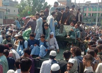 KUMPULAN Taliban dan orang ramai mengerumuni kenderaan tentera Afghanistan di wilayah Jalalabad. - AFP