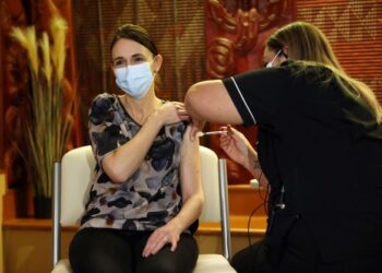 PERDANA Menteri New Zealand, Jacinda Ardern menerima suntikan vaksin Covid-19. - AFP