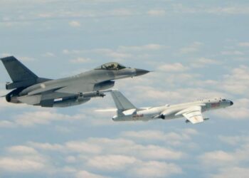 JET pejuang tentera Taiwan (kiri) terbang mengiringi pesawat pengebom China di selatan Taiwan pada November 2018. - AFP