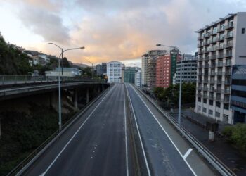 KEADAAN lengang di sebuah jalan di Wellington, New Zealand selepas perintah berkurung diadakan bagi mengekang penularan Covid-19. - AFP