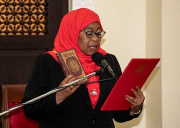 SAMIA Suluhu Hassan mengangkat sumpah sebagai presiden wanita pertama Tanzania. - AFP