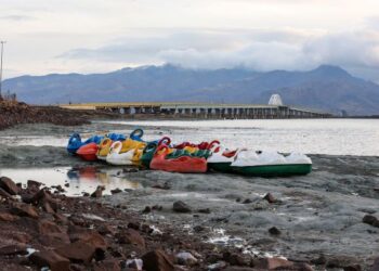 SEPARUH daripada kawasan Tasik Urmia kini sudah mengering, menyebabkan banyak kawasan berhampirannya sudah tidak berpenghuni. - AFP