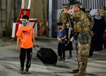 ANGGOTA tentera Amerika Syarikat (AS) membantu operasi membawa keluar rakyat asing dan penduduk Afghanistan dari Kabul di Lapangan Terbang Antarabangsa Hamid Karzai. - AFP