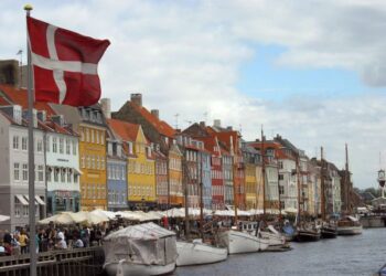 PEMANDANGAN di kawasan pelabuhan bersejarah Nyhavn yang merupakan kawasan tumpuan pelancongan di Copenhagen. - AFP
