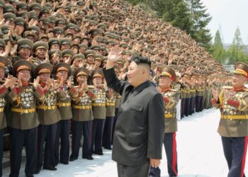 PENDUDUK Korea Utara sebelum ini dilarang membincangkan isu berat badan pemimpin negara itu, Kim Jong-un. - AFP