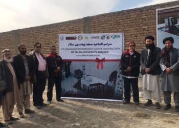 DELEGASI NGO Malaysia bergambar kenangan dengan wakil Universiti Salam di tapak projek masjid di Kabul, Afghanistan.