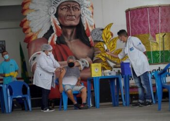 BRAZIL berdepan dengan kekurangan bekalan vaksin Covid-19 menyaksikan jutaan penduduk masih menunggu giliran untuk menerima suntikan. - AFP