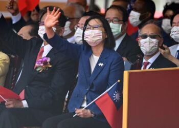 PRESIDEN Tsai Ing-wen melambai ke arah orang ramai ketika sambutan Hari Kebangsaan Taiwan di hadapan Istana Presiden di Taipei, Taiwan. - AFP