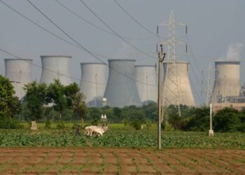 INDIA berdepan dengan jumlah bekalan arang batu yang semakin merosot. - AFP