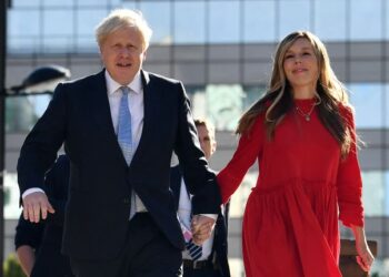 BORIS Johnson bersama isterinya, Carrie dan anak lelaki mereka dilaporkan bercuti di Sepanyol. - AFP