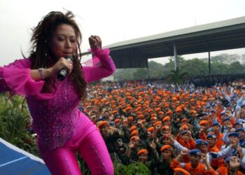 BINTANG dangdut Indonesia, Inul Daratitsta mengadakan persembahan di Jakarta pada April 2004. - AFP