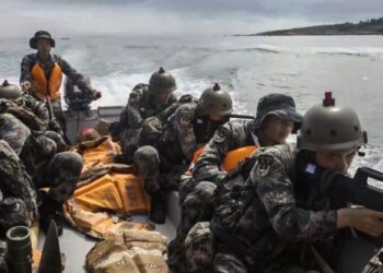 TENTERA China melakukan latihan pendaratan di pantai dan serangan di wilayah Fujian. - AGENSI