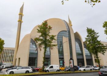 MASJID Pusat Cologne dibenarkan menyiarkan laungan azan menerusi pembesar suara pada setiap hari Jumaat. - AFP
