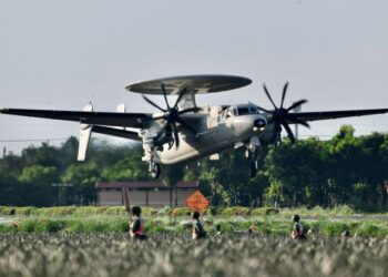 PESAWAT E2K Early Warning milik tentera Amerika Syarikat menjalani latihan ketenteraan di Pintunhg, selatan Taiwan pada 15 September 2021. - AFP