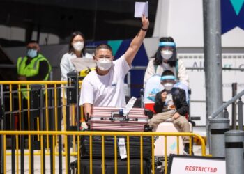 PENDUDUK Australia tiba di Lapangan Terbang Antarabangsa Sydney kelmarin sebelum menjalani kuarantin di hotel yang ditetapkan. - AFP