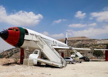 KEADAAN pesawat yang diubahsuai menjadi sebuah restoran di Nablus. - AFP