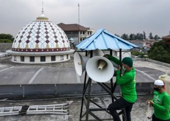 KAKITANGAN masjid memeriksa pembesar suara di sebuah masjid di Jakarta, Indonesia. - AFP
