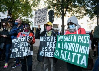 ORANG ramai berhimpun dalam protes membantah pelaksanaan Pas Hijau sebagai bukti vaksinasi Covid-19 di Milan, Itali. - AFP