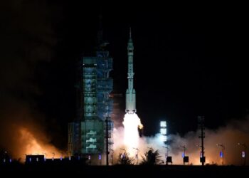 ROKET pengangkut Long March-2F yang membawa kapal angkasa Shenzhou-13 bersama kru angkasawan, berlepas dari Pusat Pelancaran Satelit Jiuquan di gurun Gobi, barat laut China pada 16 Oktober lalu. - AFP