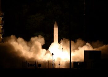 GAMBAR yang disiarkan oleh Tentera Laut AS menunjukkan pelancaran peluru berpandu hipersonik dari Pacific Missile Range Facility, Kauai, Hawaii, 2020. - AFP